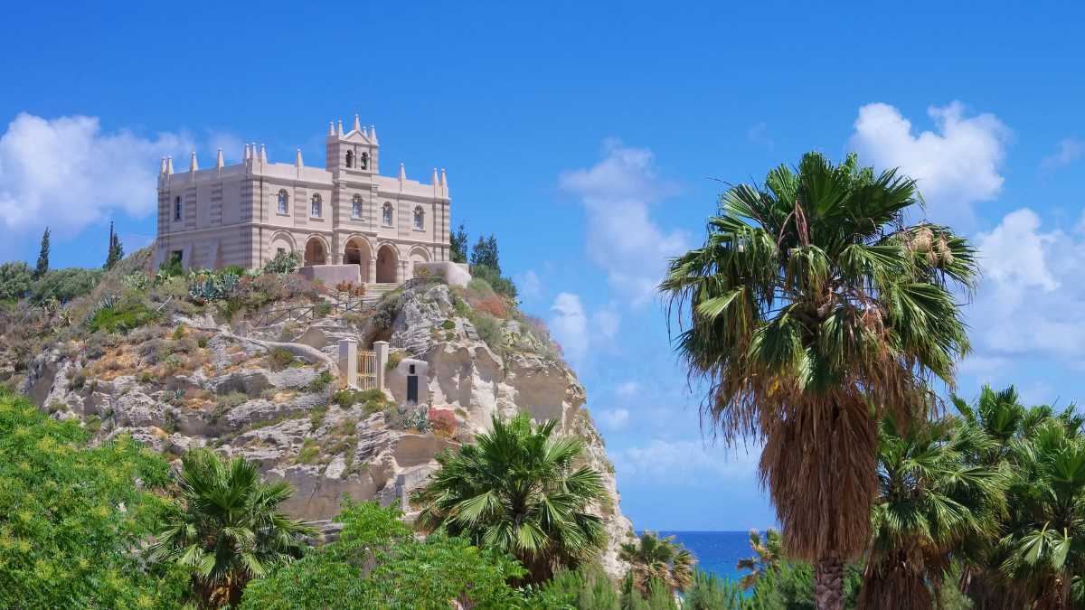 Guida Completa per Arrivare a Tropea: Scopri la Perla della Costa degli Dei