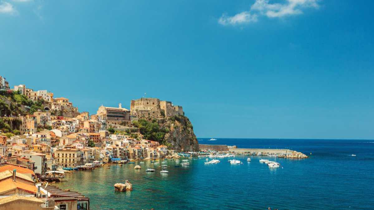 Guida Pratica per Arrivare a Scilla: Il Borgo dei Pescatori Calabresi