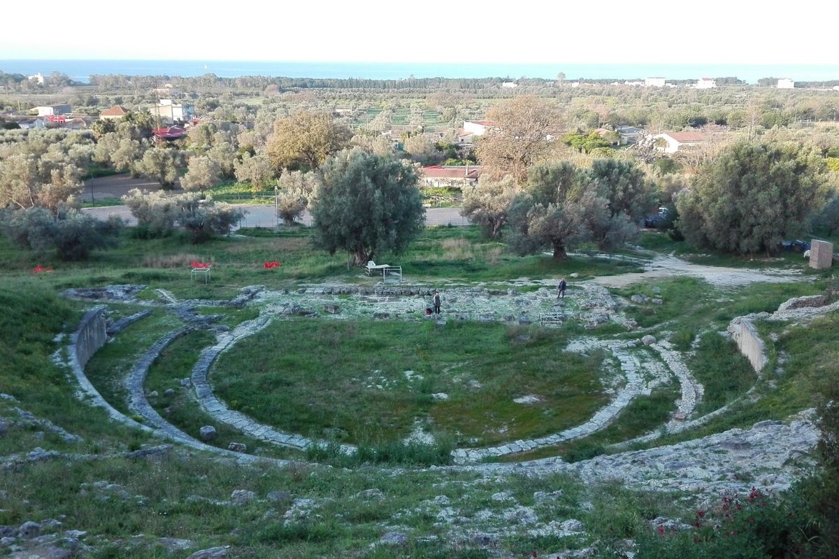 Vista panoramica dell'area archeologica di Locri Epizefiri, con il tempio di Marasà sullo sfondo