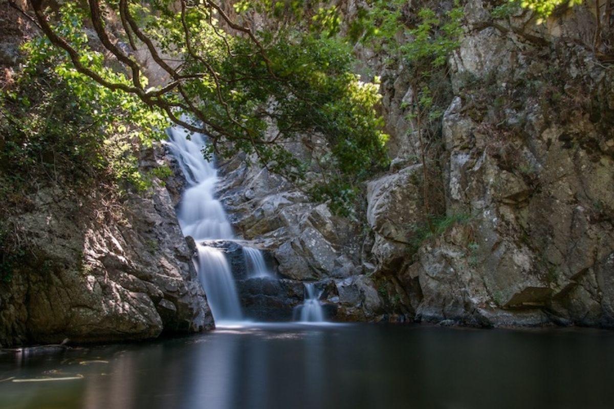 Cascata di Marmarico immersa nella natura, con vegetazione lussureggiante