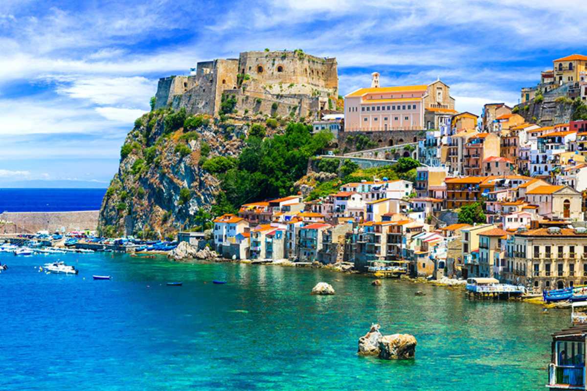 Vista panoramica di Capo Vaticano con scogliere e mare cristallino