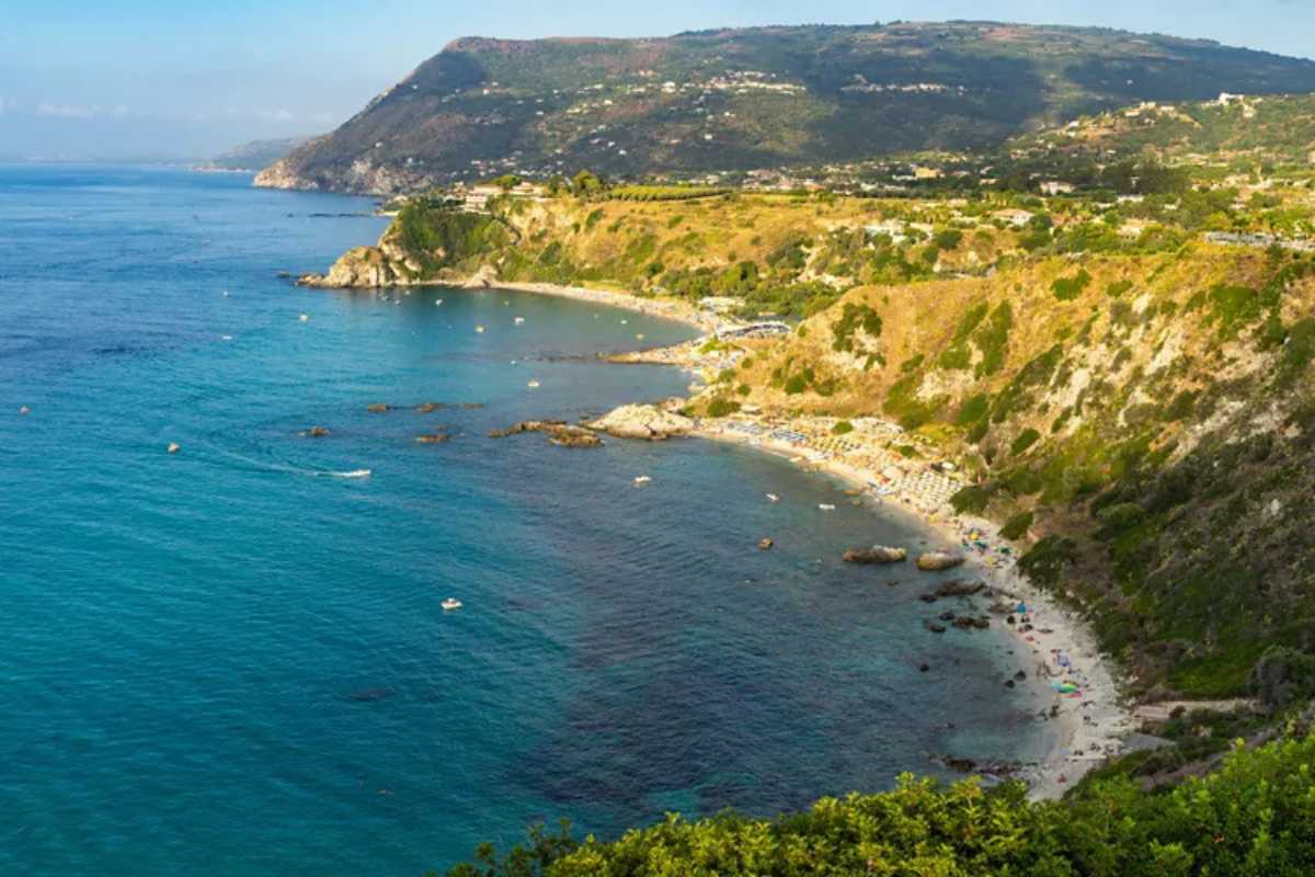 Spiaggia nascosta a Capo Vaticano con acque turchesi