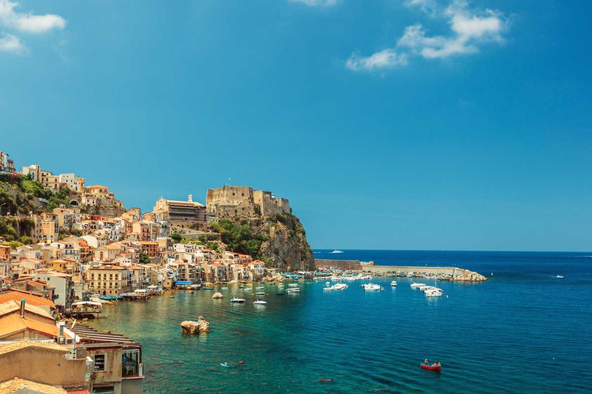 Vista panoramica di Scilla con il Castello Ruffo e il mare