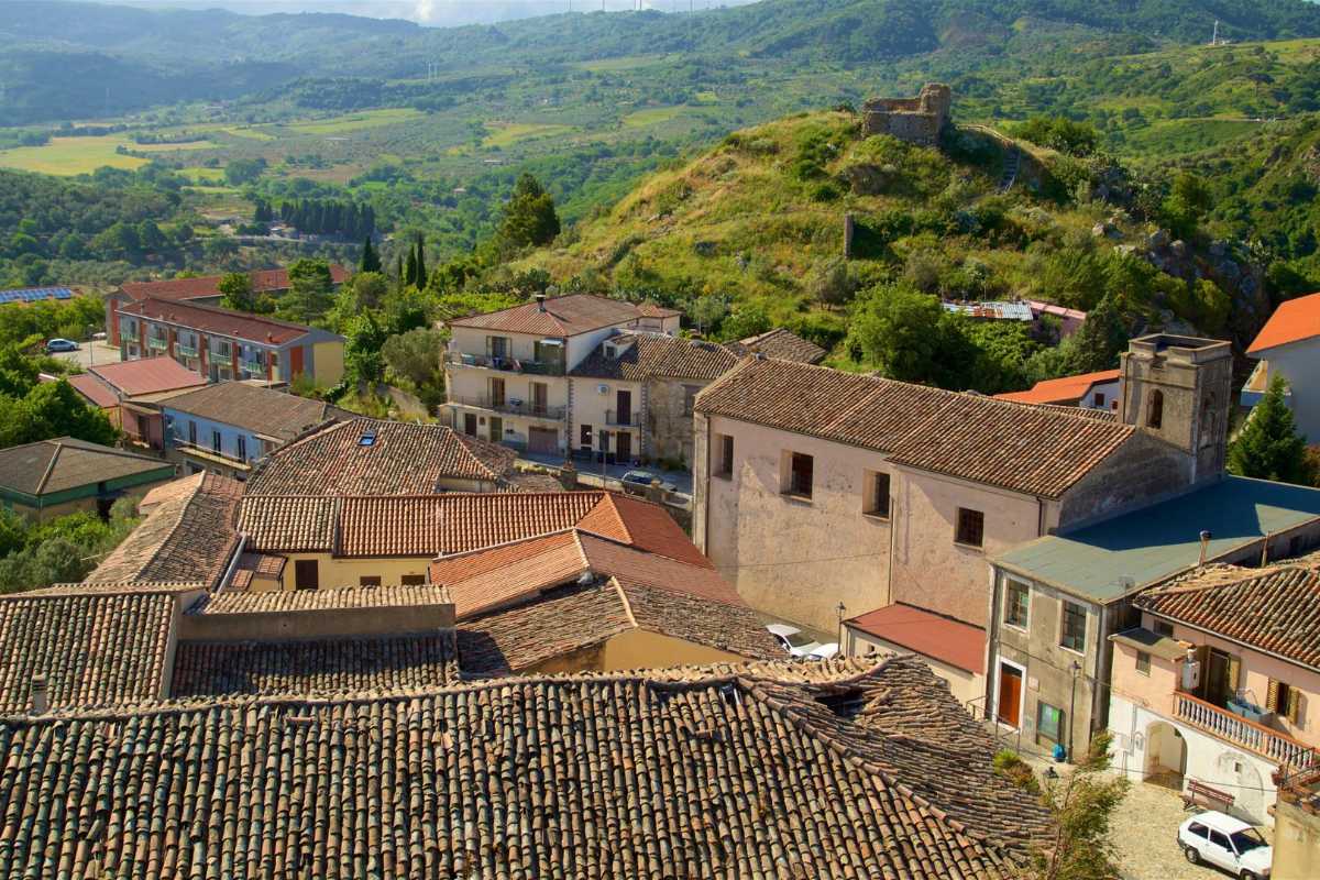 Vista panoramica di Squillace con il castello e il golfo