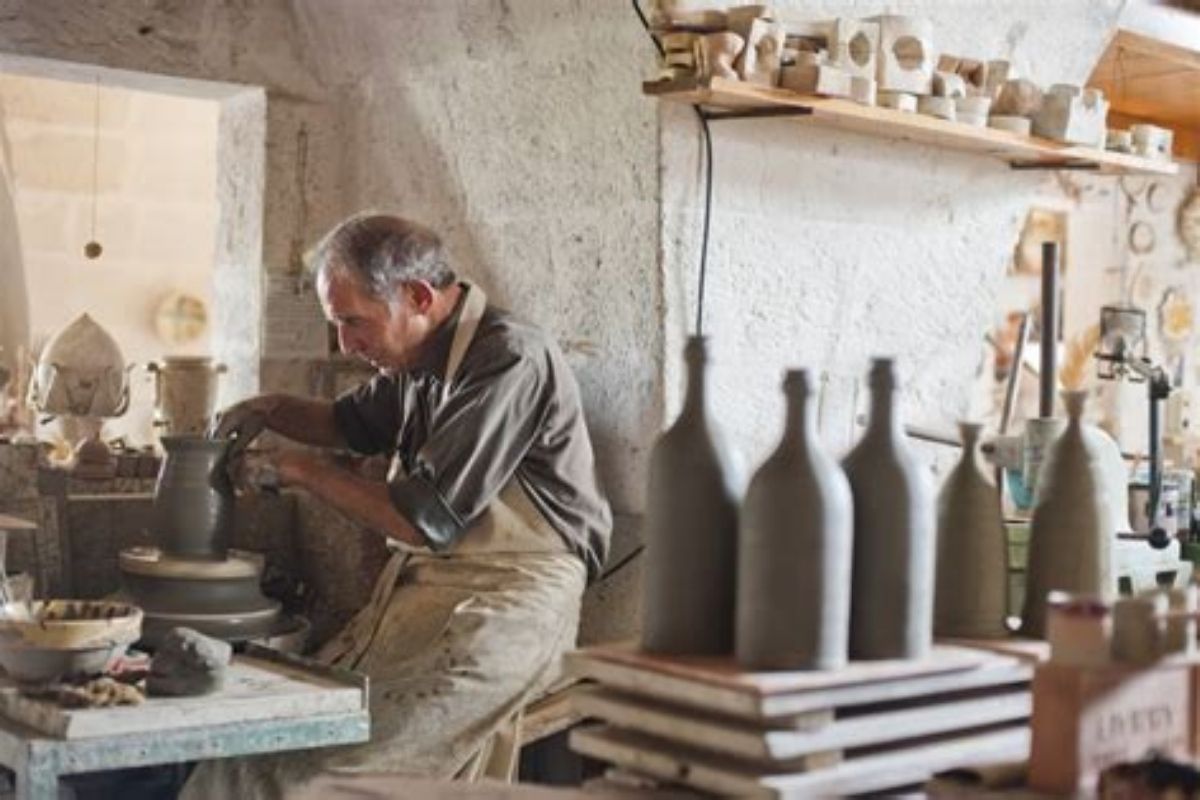 Artigiani al lavoro nelle botteghe di ceramica a Squillace