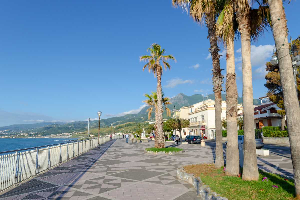 Panorama di Diamante con murales e spiagge
