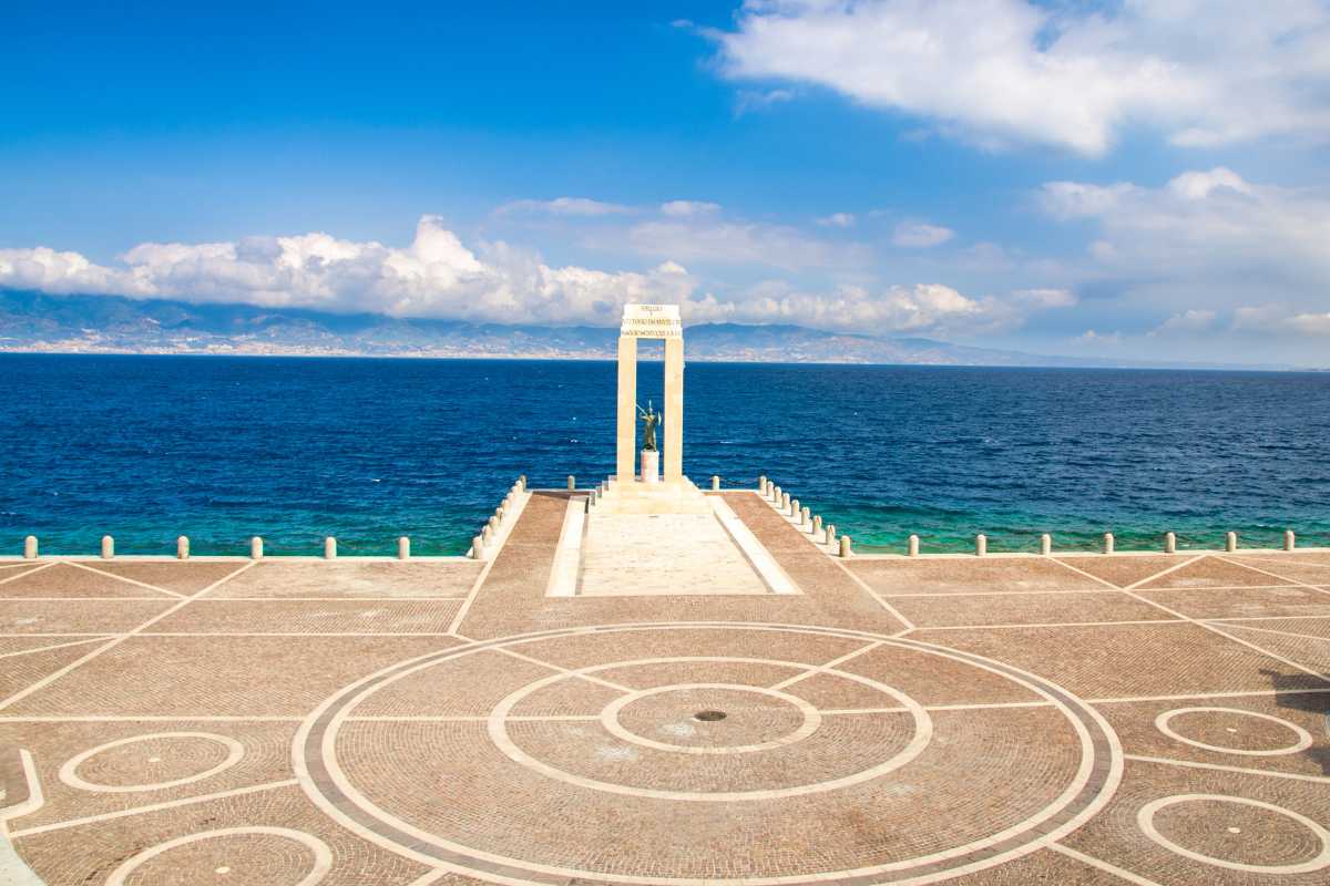 Vista panoramica del lungomare di Reggio Calabria, con i Bronzi di Riace sullo sfondo.