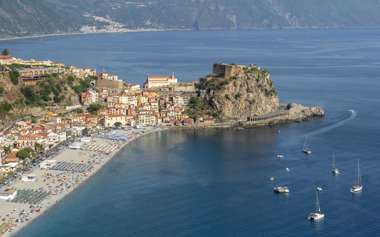 Vista panoramica sul borgo di Scilla, con il Castello Ruffo e la spiaggia di Chianalea
