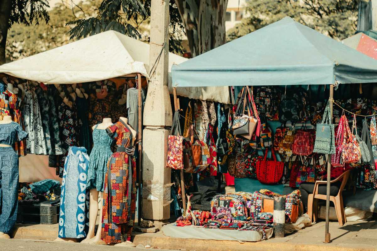 Sagra della Cipolla Rossa con degustazioni e mercatini, evidenziando l'atmosfera festiva di Tropea.