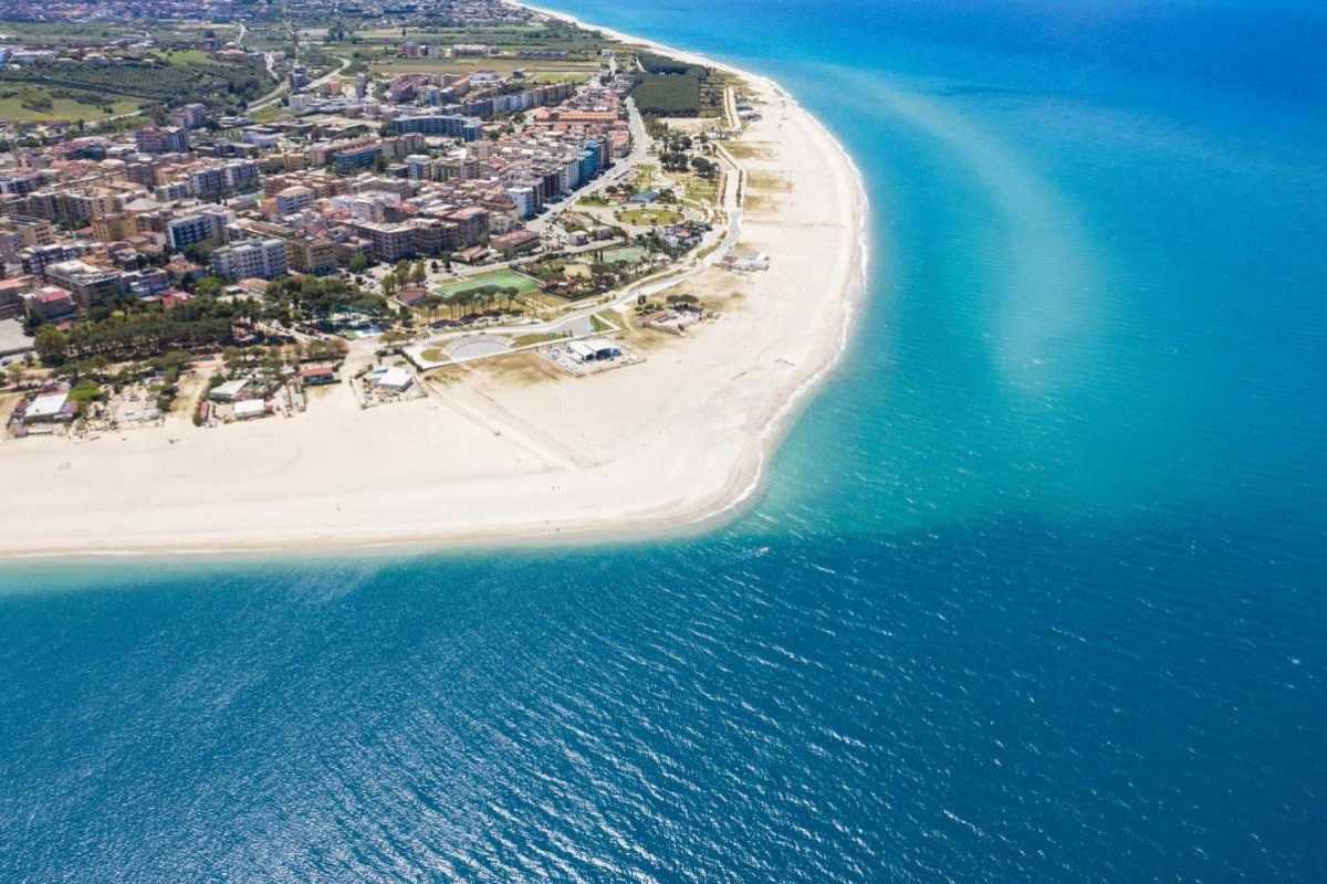Soverato al tramonto con spiaggia e mare