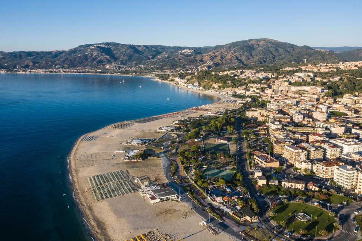 Spiaggia di Soverato affollata in estate con ombrelloni