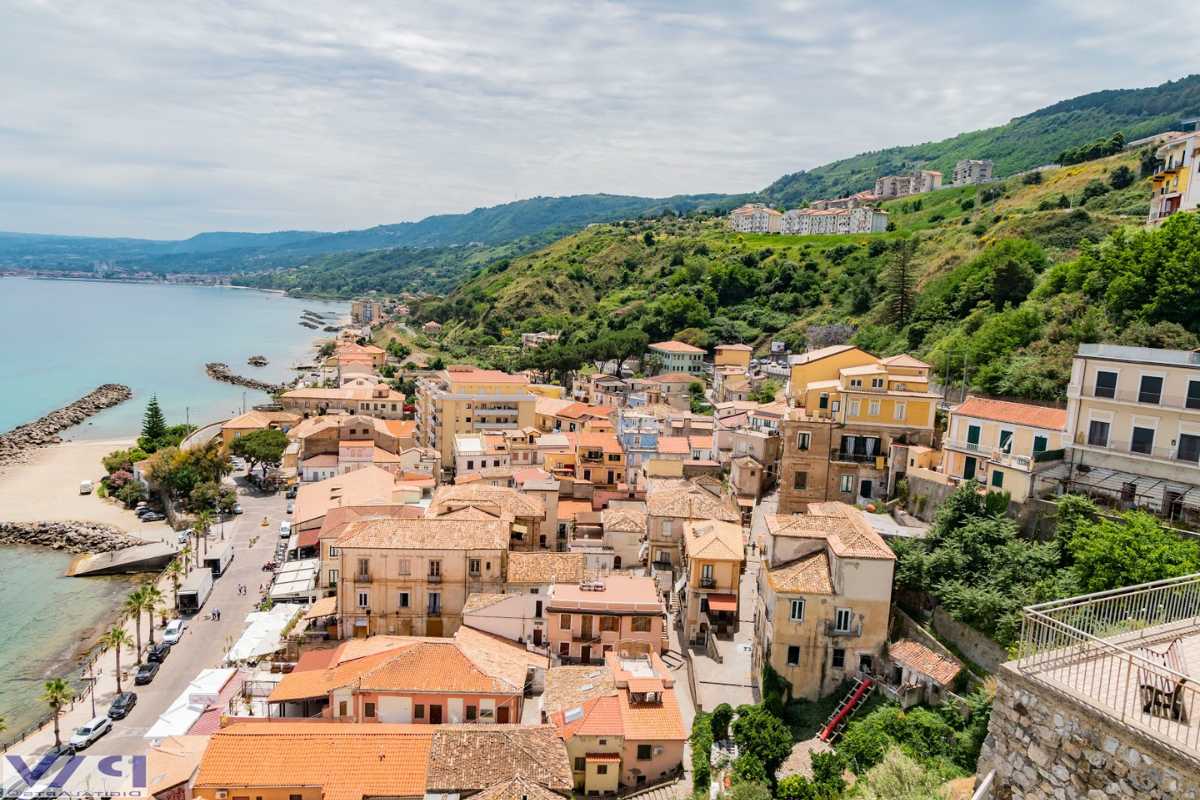 Autobus e viaggiatori davanti alla stazione di Pizzo