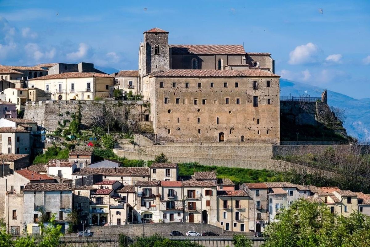 Vista panoramica di Altomonte, includere la chiesa angioina di Santa Maria della Consolazione