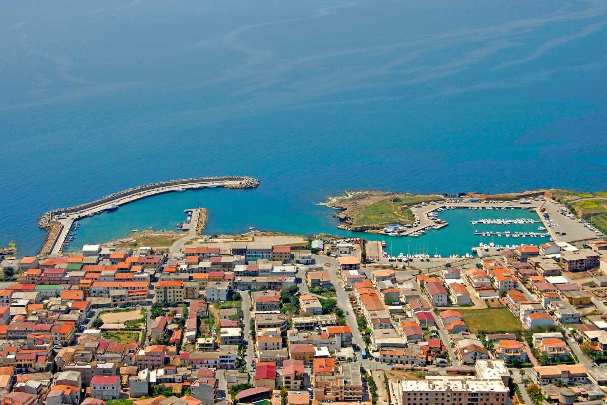 Panorama della Fortezza Aragonese di Le Castella con mare cristallino