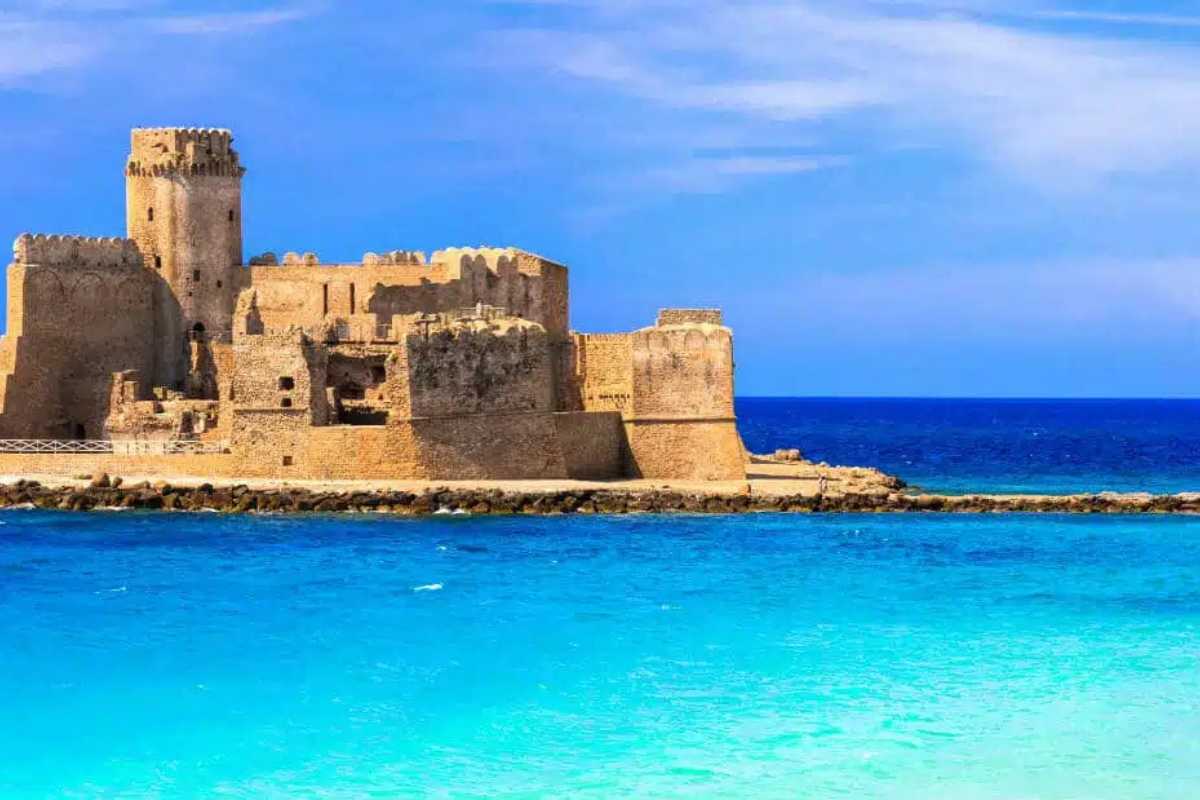 Panorama della costa di Capo Rizzuto con Le Castella sullo sfondo