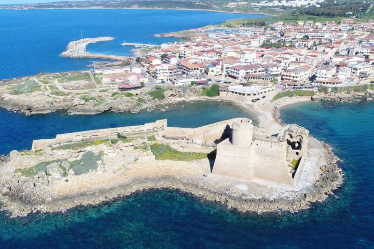 Bambini che visitano l'acquario di Crotone, ammirando i pesci