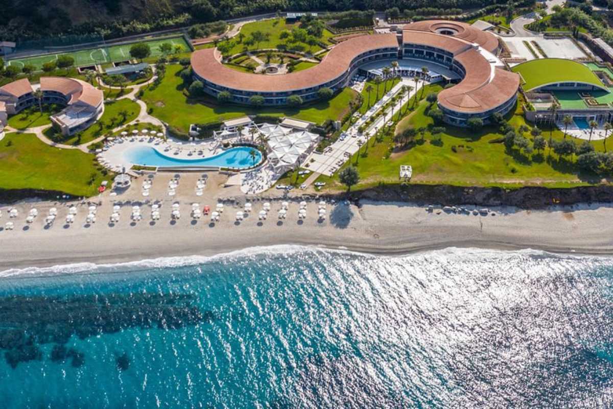 Spiaggia di Grotticelle con persone che si godono il sole, mare turchese