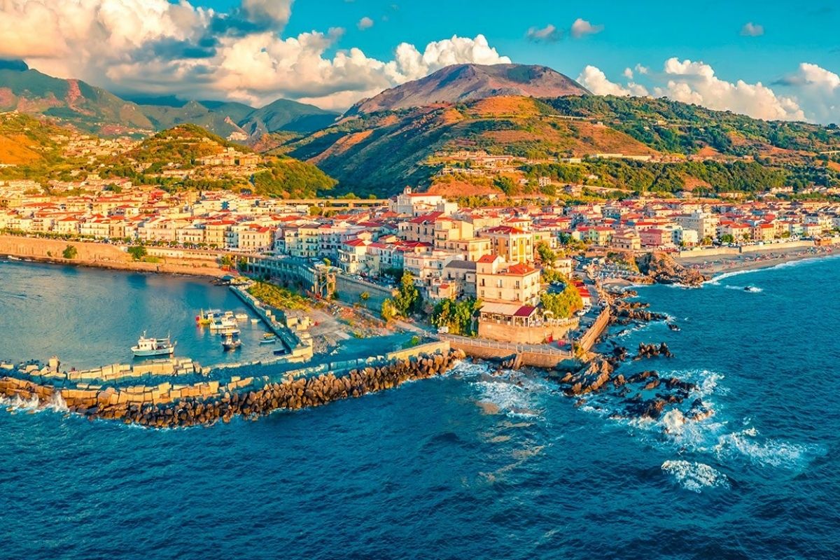 Panorama delle spiagge di Diamante con vista sul mare cristallino
