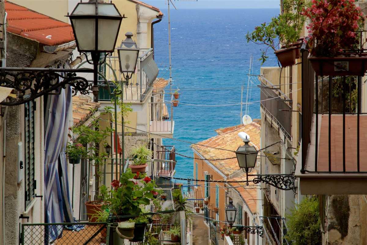 Vista panoramica delle spiagge di Pizzo con mare cristallino