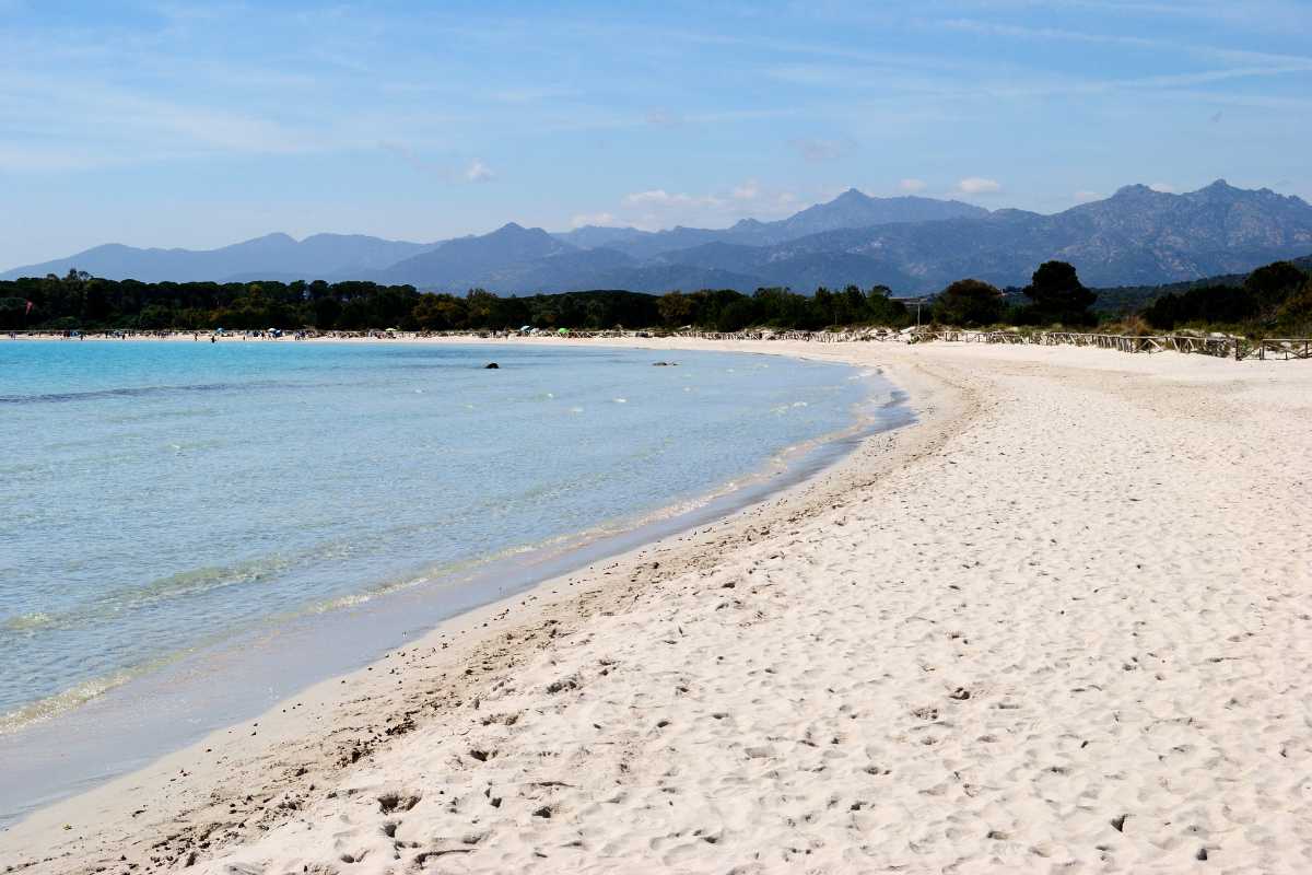 Vista panoramica delle spiagge di Reggio Calabria con il lungomare e l'Etna sullo sfondo.