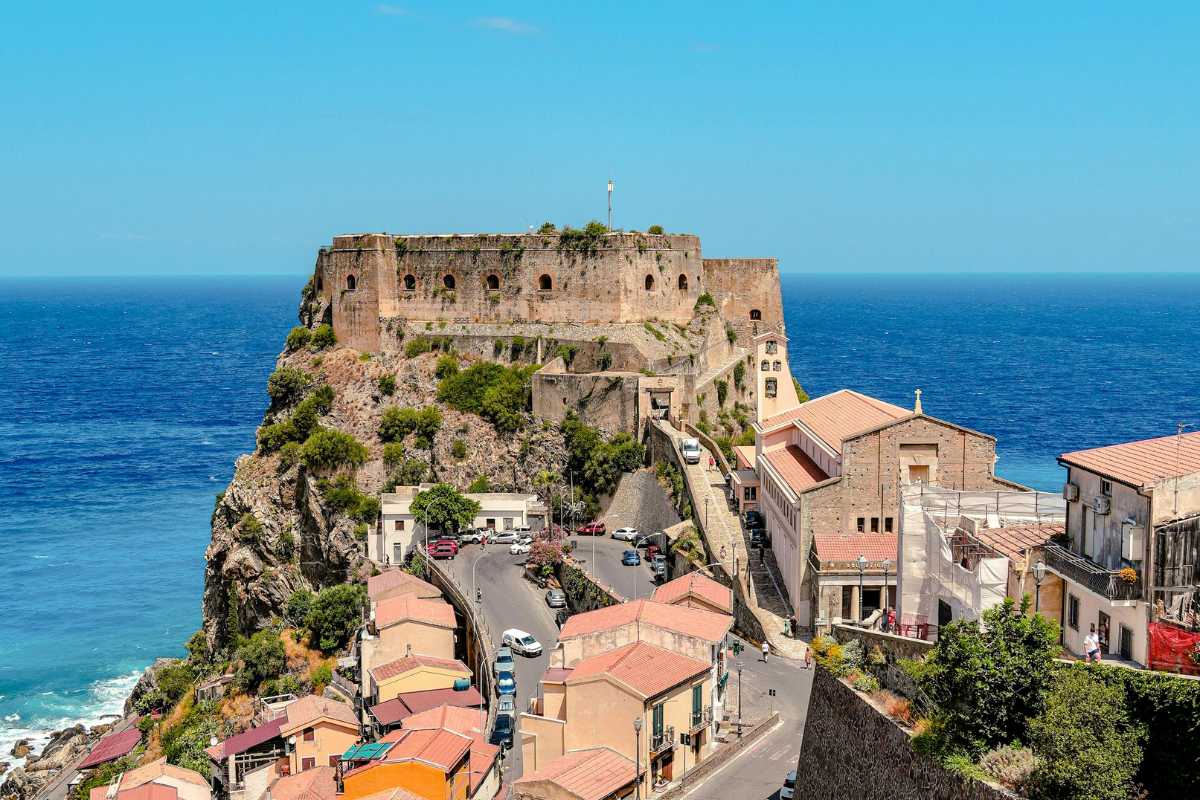 Vista panoramica delle splendide spiagge di Scilla con il Castello Ruffo sullo sfondo