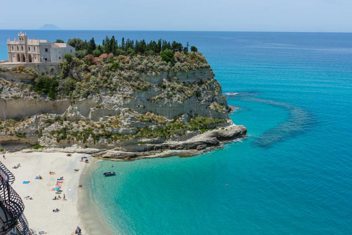Vista panoramica delle spiagge di Tropea con il Santuario di Santa Maria dell'Isola sullo sfondo