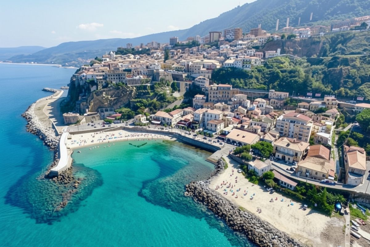 Vista panoramica di Pizzo con il mare e le spiagge, ideale per famiglie