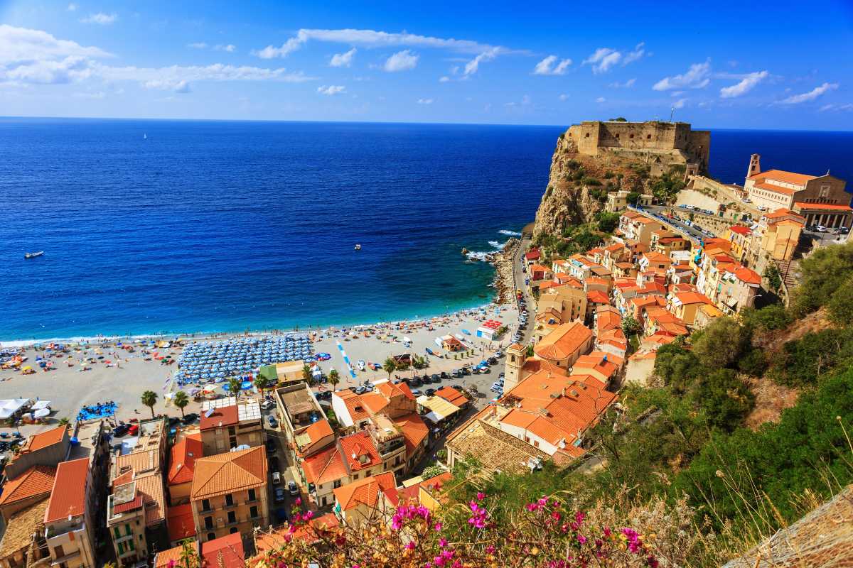 Scilla vista dal mare, con il Castello Ruffo sullo sfondo