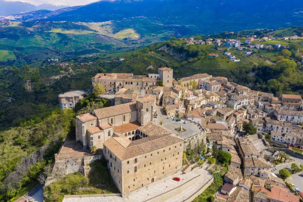 Vista panoramica di Altomonte con le sue chiese medievali e stradine pittoresche
