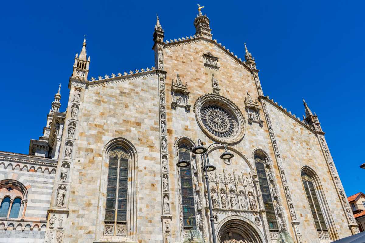 Interno della cattedrale di Gerace con dettagli architettonici