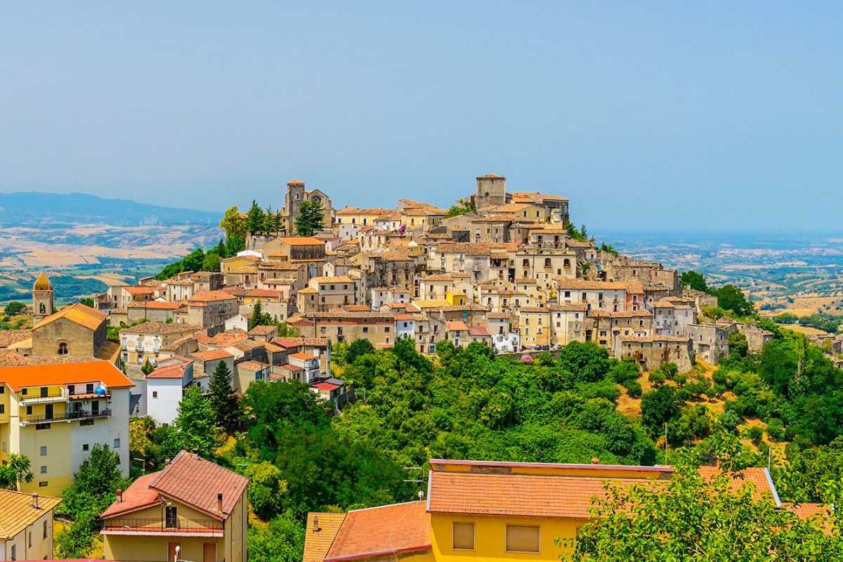 Panorama di Altomonte con bambini che giocano nel parco