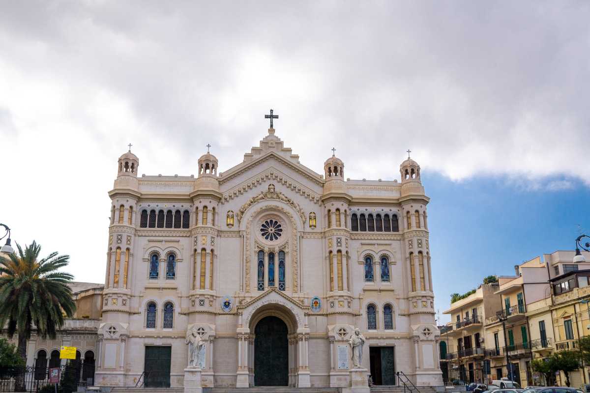 Spiaggia di Tropea con vista sulla Chiesa di Santa Maria dell'Isola