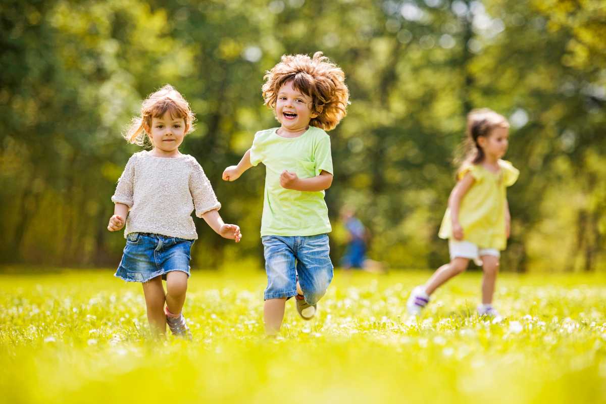 Famiglia che esplora il Museo Archeologico di Locri con bambini