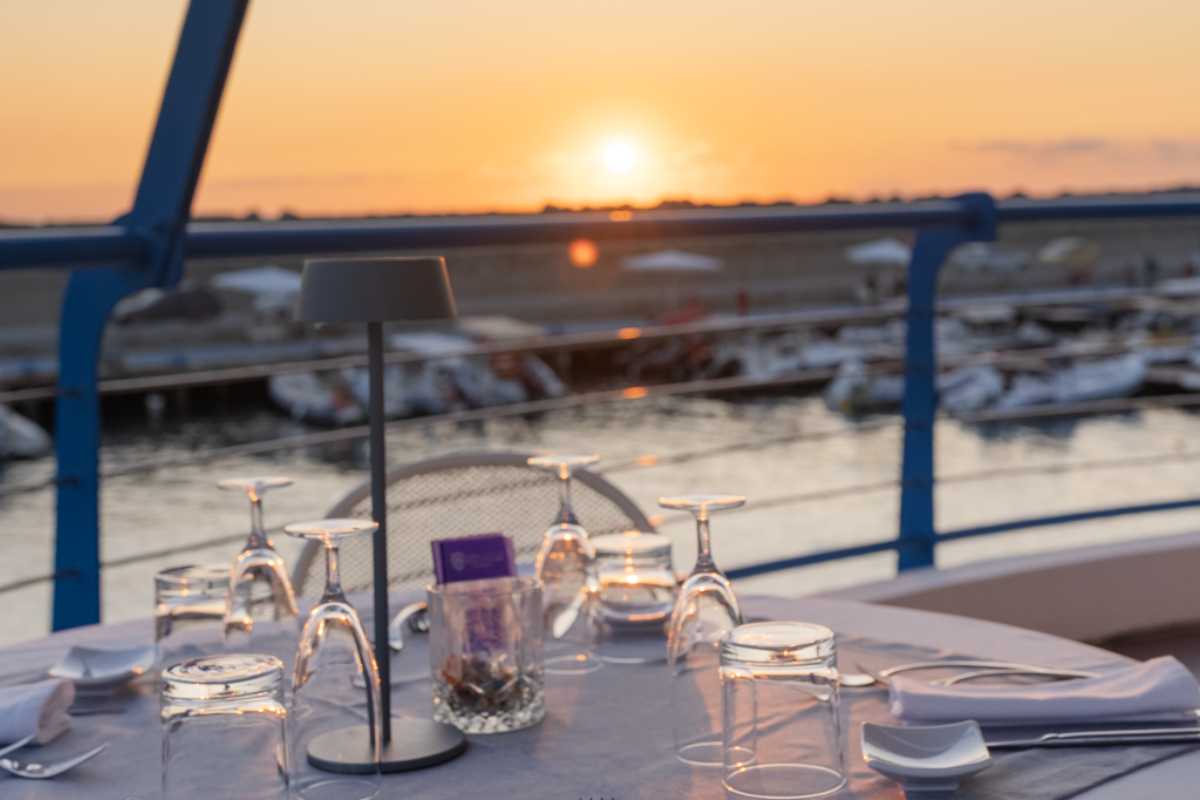 Ristorante con vista mare a Tropea durante il tramonto