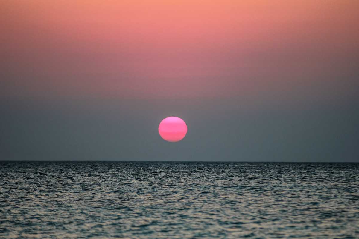 Vista di Tropea al tramonto, con il mare e le spiagge in primo piano