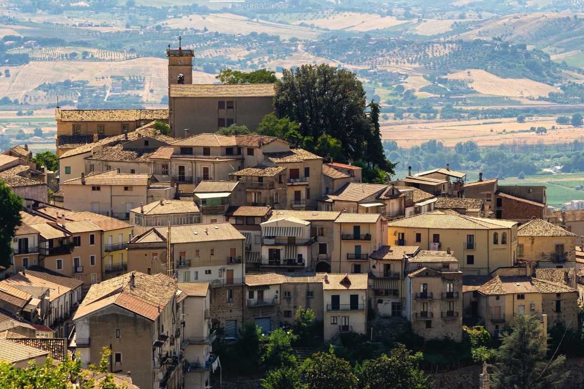 Interno del MAB Museo All'Aperto, con opere d'arte contemporanea e scorci del centro di Cosenza
