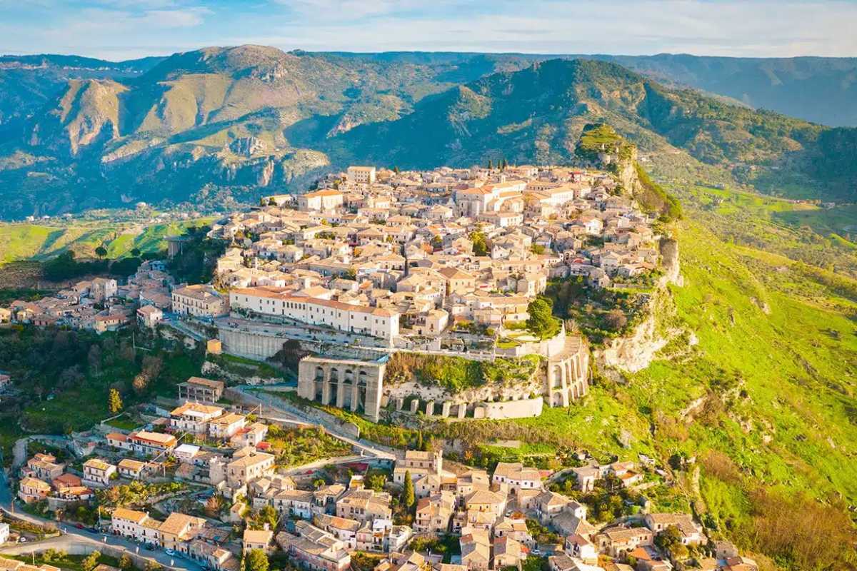 Veduta panoramica di Gerace con la cattedrale normanna sullo sfondo, mostrare il paesaggio collinare